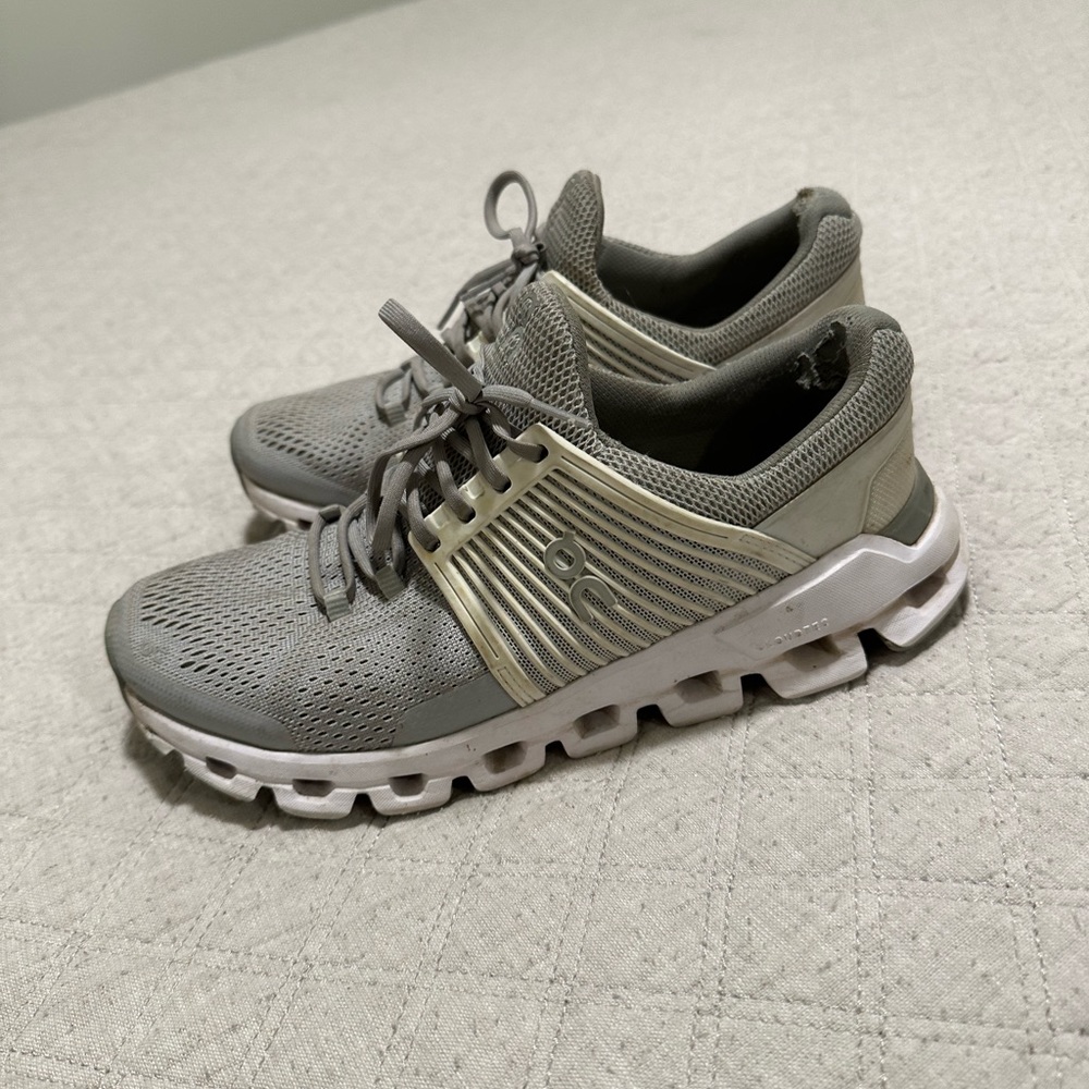 Women’s on cloud cloudswift glacier/white size 7.5 - worn for exercise a month